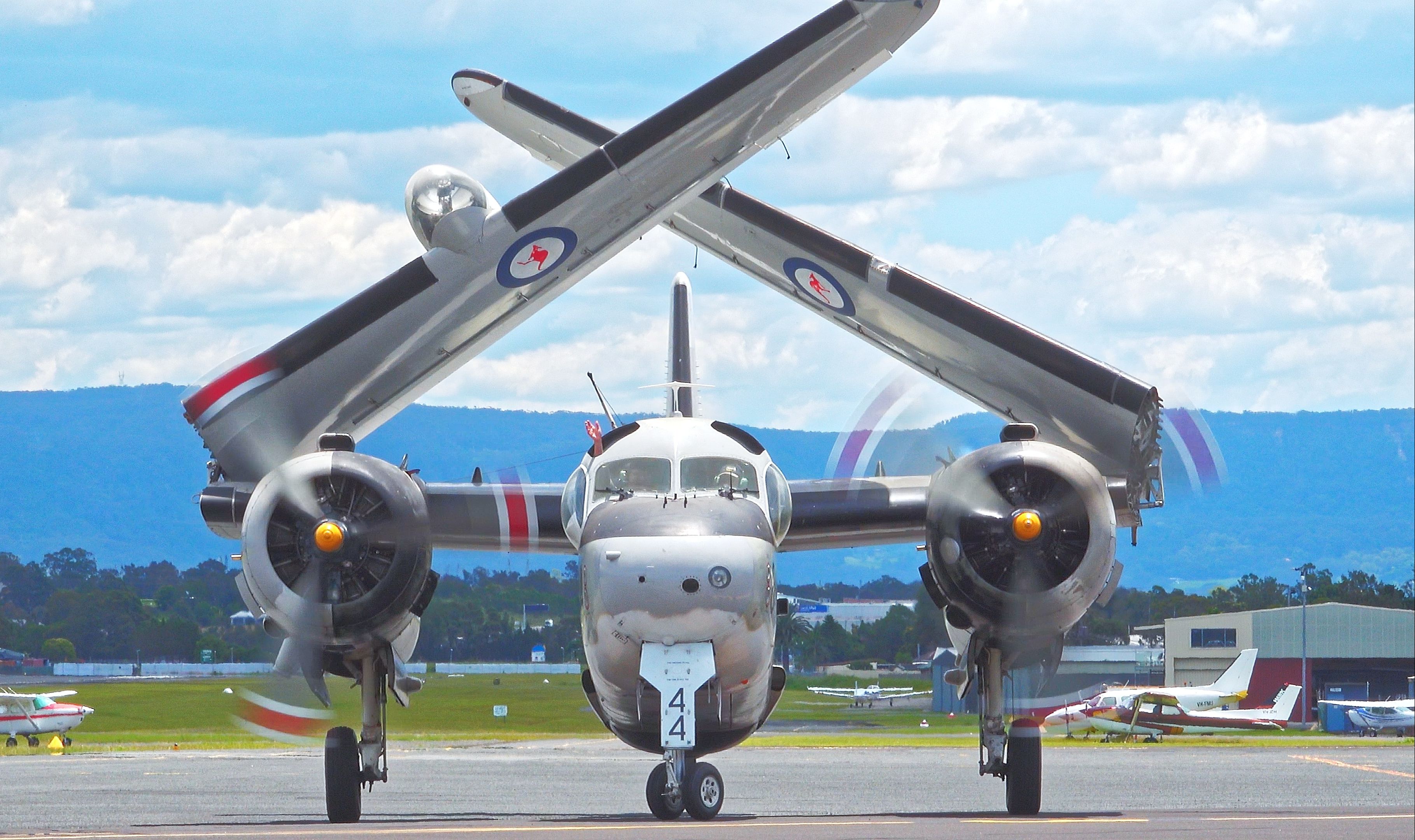 格鲁曼s-2 tracker搜索者/追踪者舰载反潜机起降的地面流程全记录