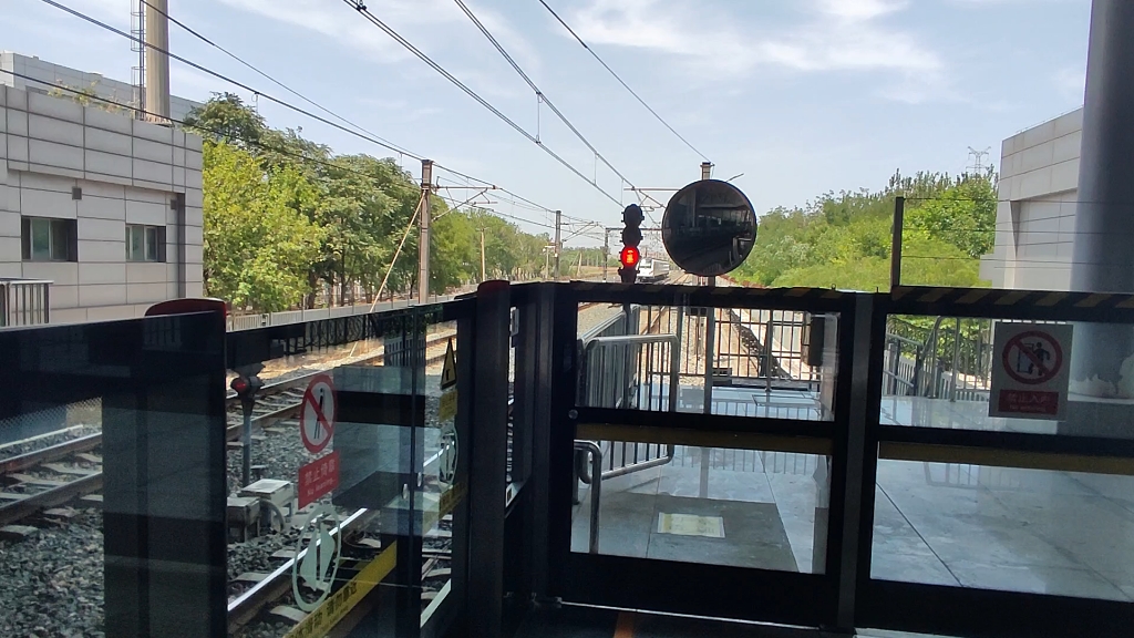 天津地铁9号线(原津滨轻轨)dkz7型电动车组东海路站923车折返,921车