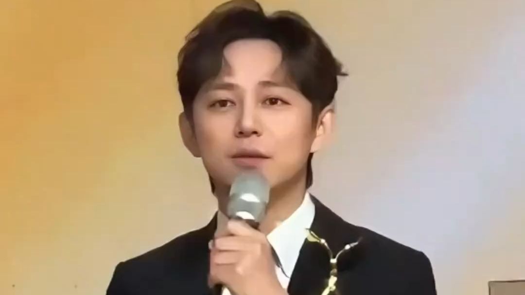 2023年跨年晚会上,何炅为何突然崩溃落泪,真心曝光让人心疼落泪#影娱