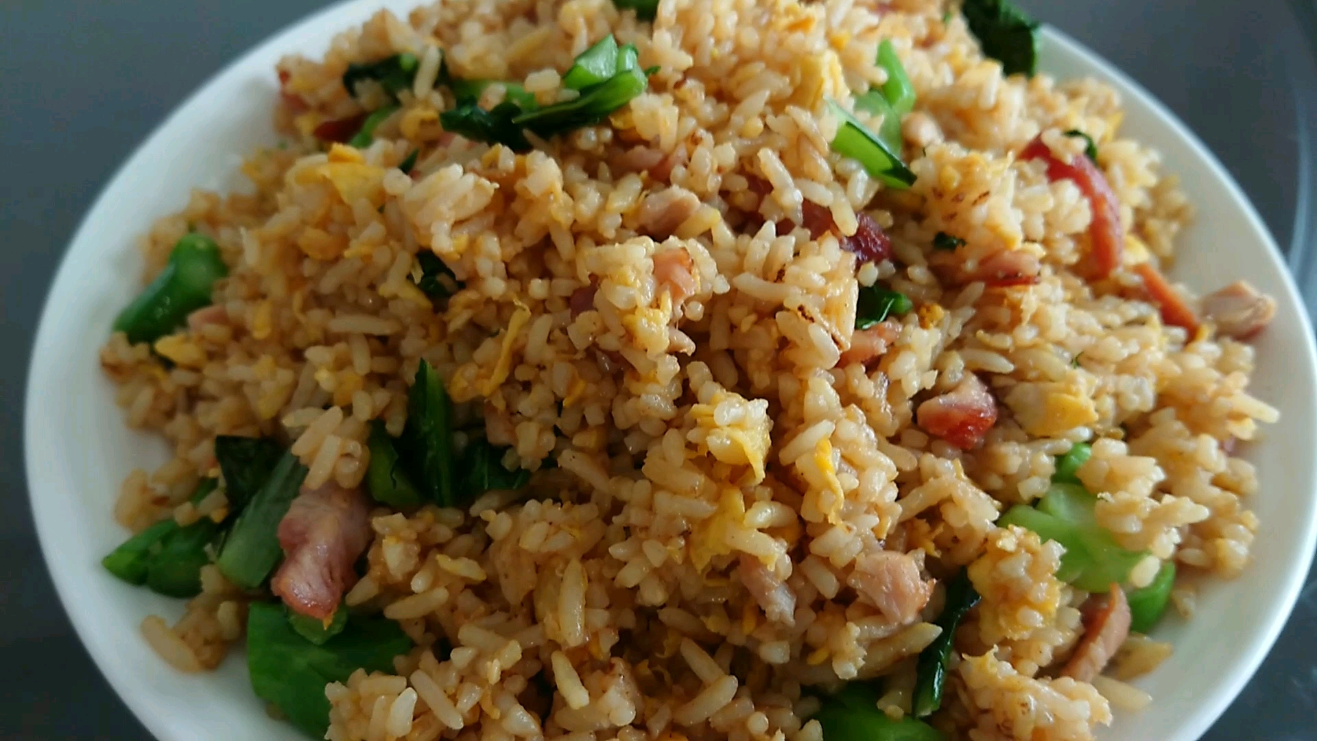 隔夜饭菜也能做出精致的美味,米一粒粒的叉烧炒饭