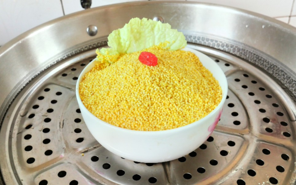 小米放锅里蒸一蒸,没想到这么好吃,蓬松暄软,营养解馋