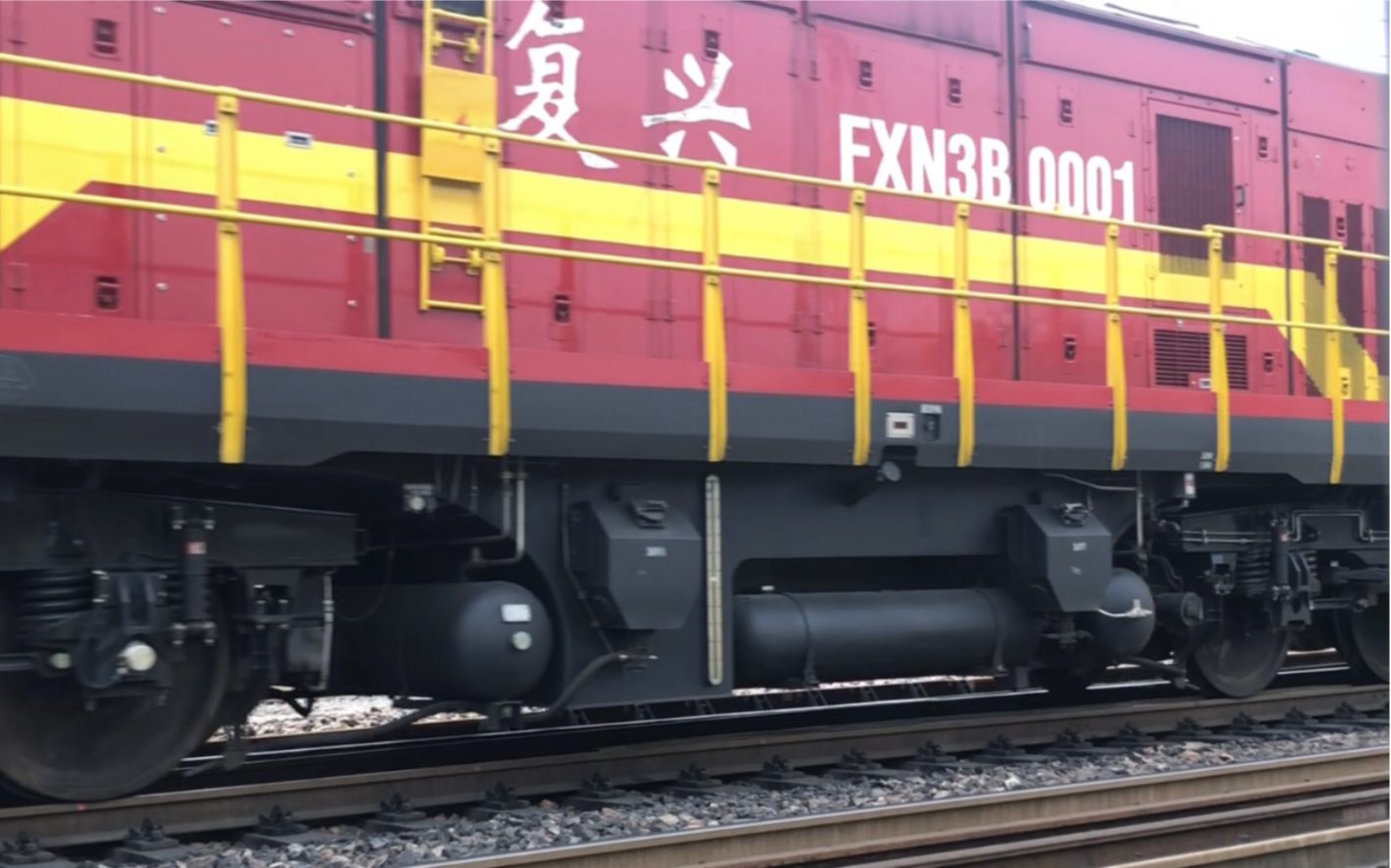 中国铁路中途抓拍fxn3b0001号内燃机车无火回送通过京广线保定站前
