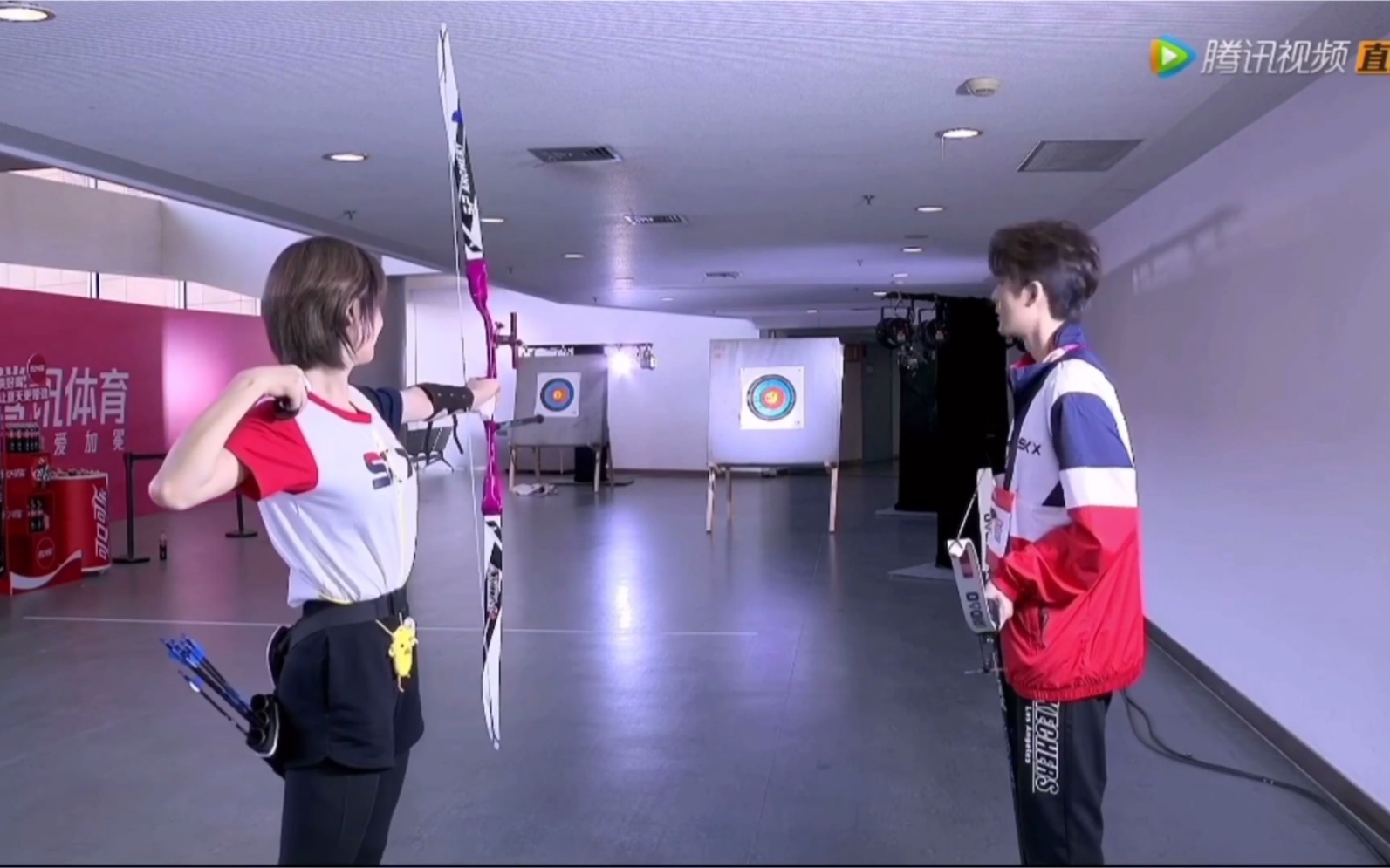 超新星运动会3硬糖少女303赵粤在热身区认真练习射箭的粤粤