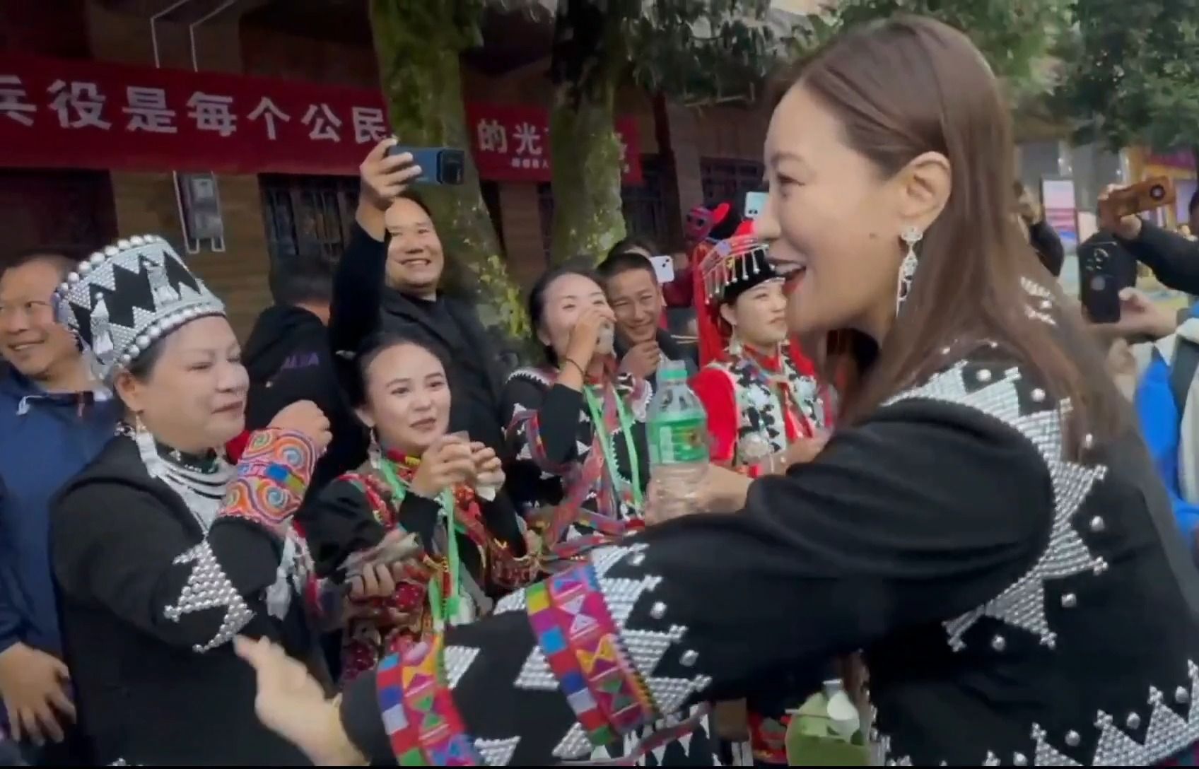 2023年绿春长街宴-谭晶与民众现场同唱长街宴