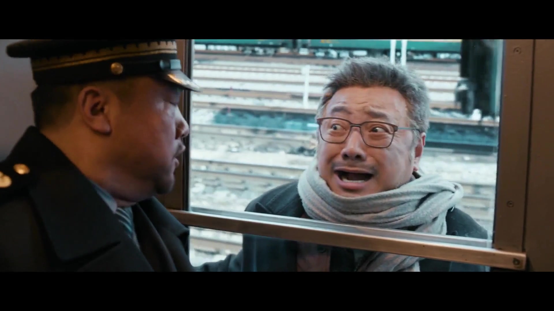 贾冰饰演最敬业的列车员