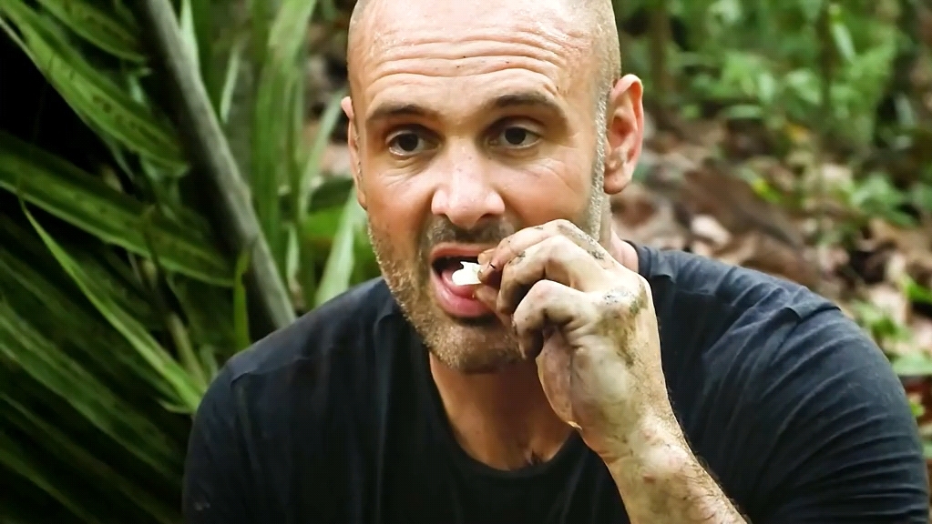 野外生存, 在加里曼丹岛求生比赛,挨饿德吃螃蟹大餐,徒手捡螺丝,品尝