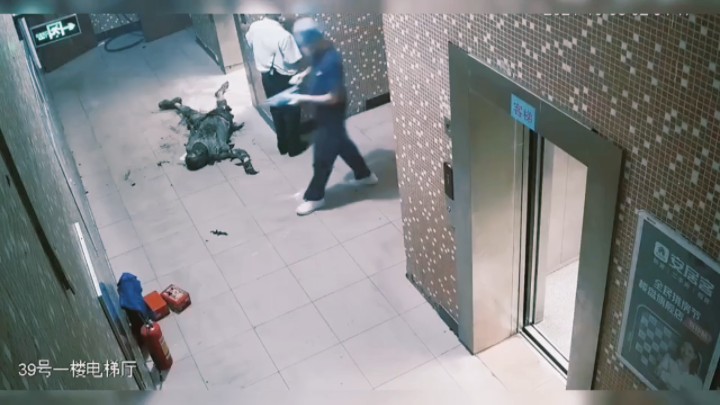 男子提锂电池进电梯,电池起火燃烧,男子被烧成焦炭!