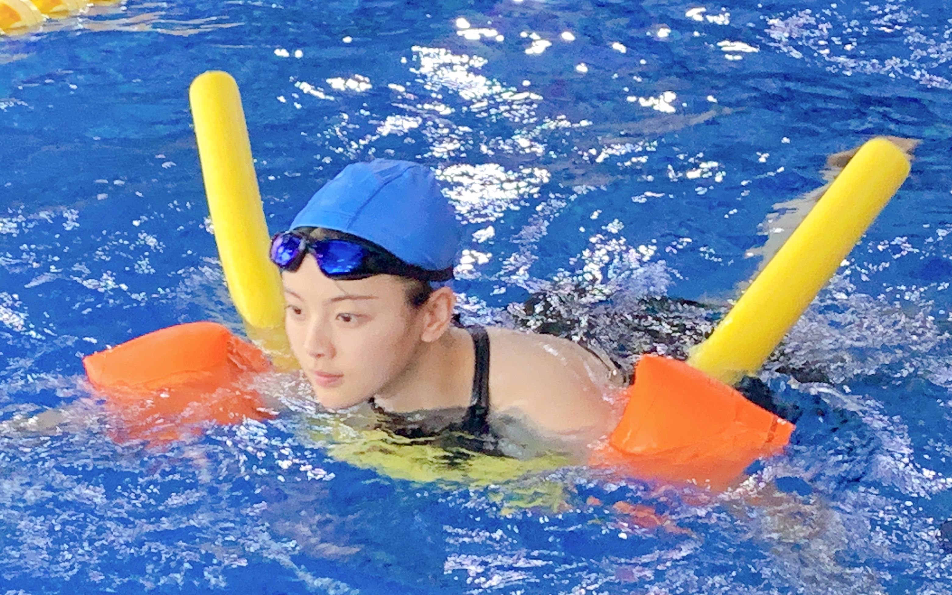 刘楚恬游泳图片