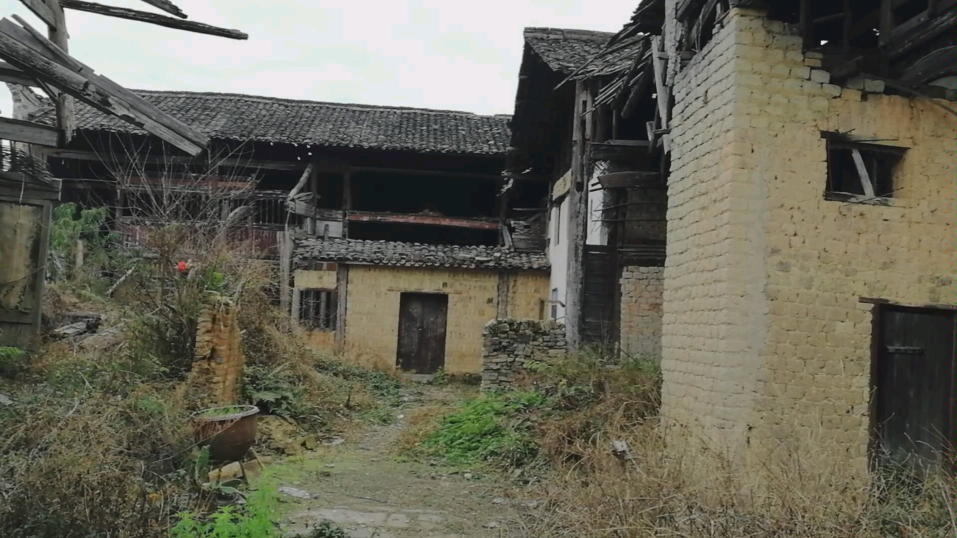 赣州赣县田村一处客家老民居摄影留念.其实没必要都拆了的.