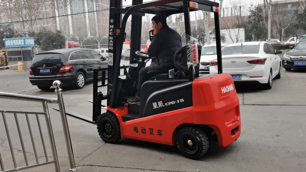 山东昊航四轮平衡重电动叉车厂家