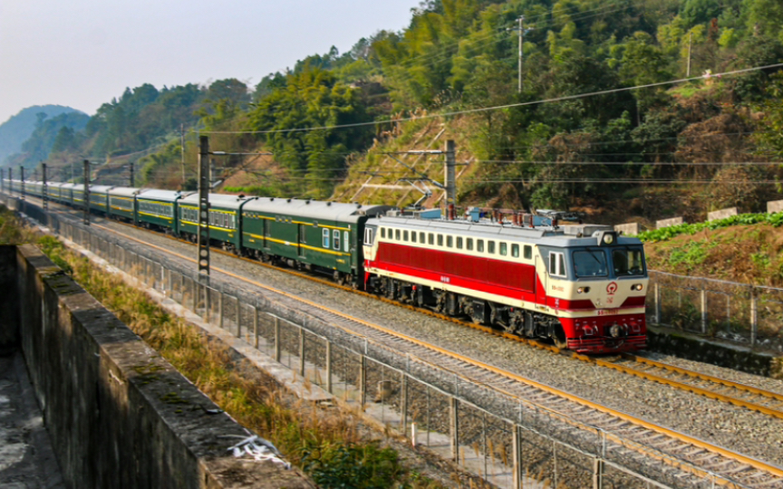 「中国铁路·襄渝线」成局重段ss7c-0092牵引t10次襄渝上行线通过!