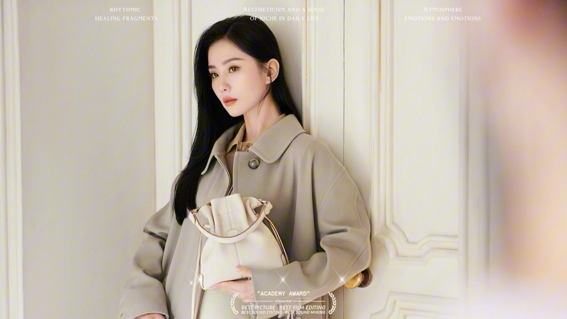 tods品牌代言人刘诗诗身着羊绒大衣构筑温暖氛围,内里驼色毛衣搭配