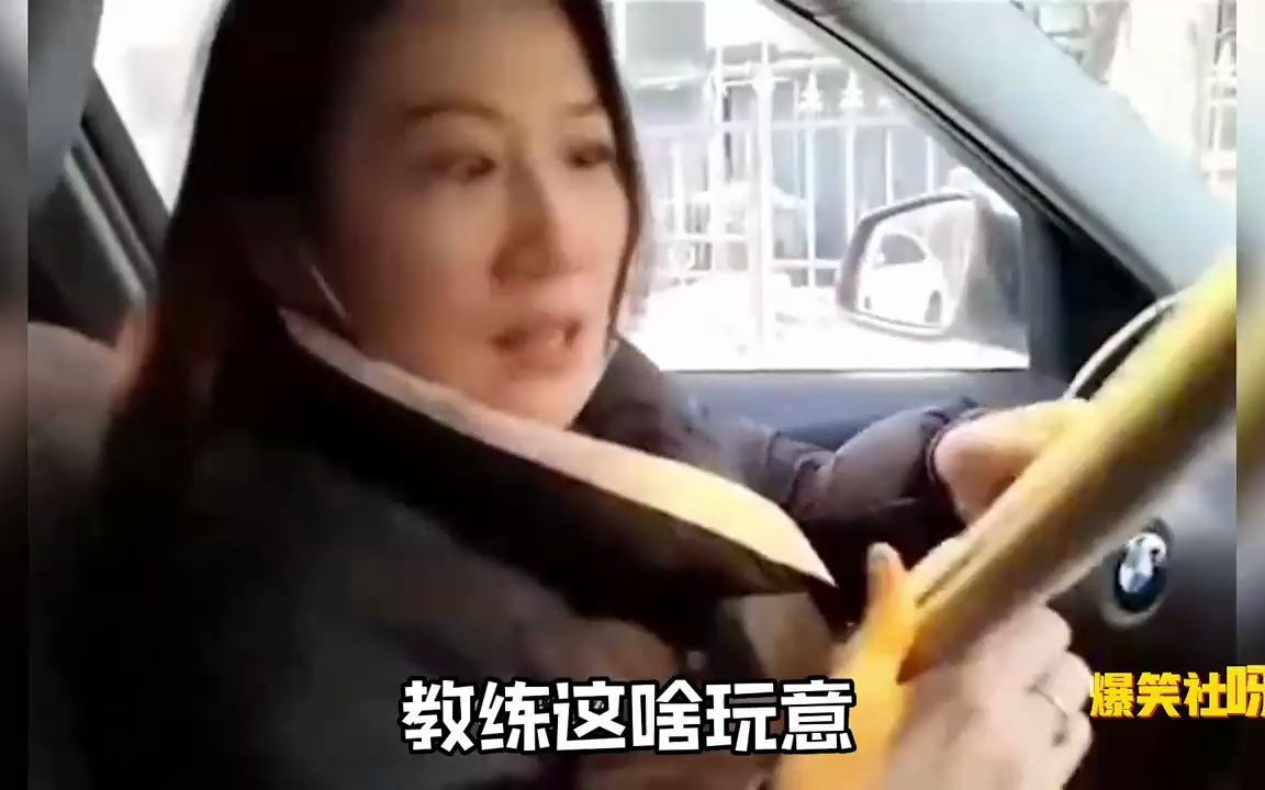 [图]盘点女司机的迷惑行为，两女司机挪车，成功让整条街堵路