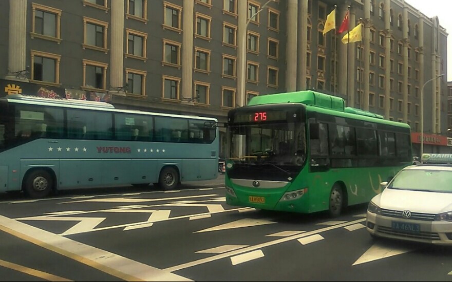 【长春公交】g275路宇通zk6825hng2型cng后置发动机公交车通过太阳城