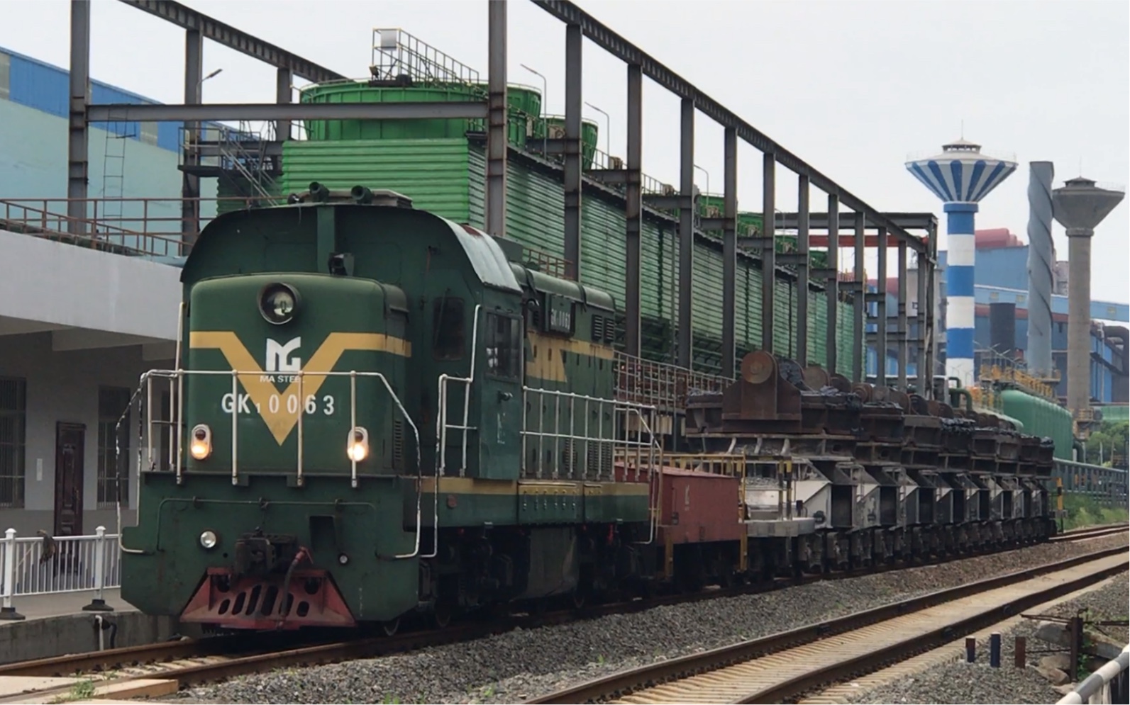 马钢铁运公司gk1型内燃机车牵引铁水包车通过新三台路2号道口