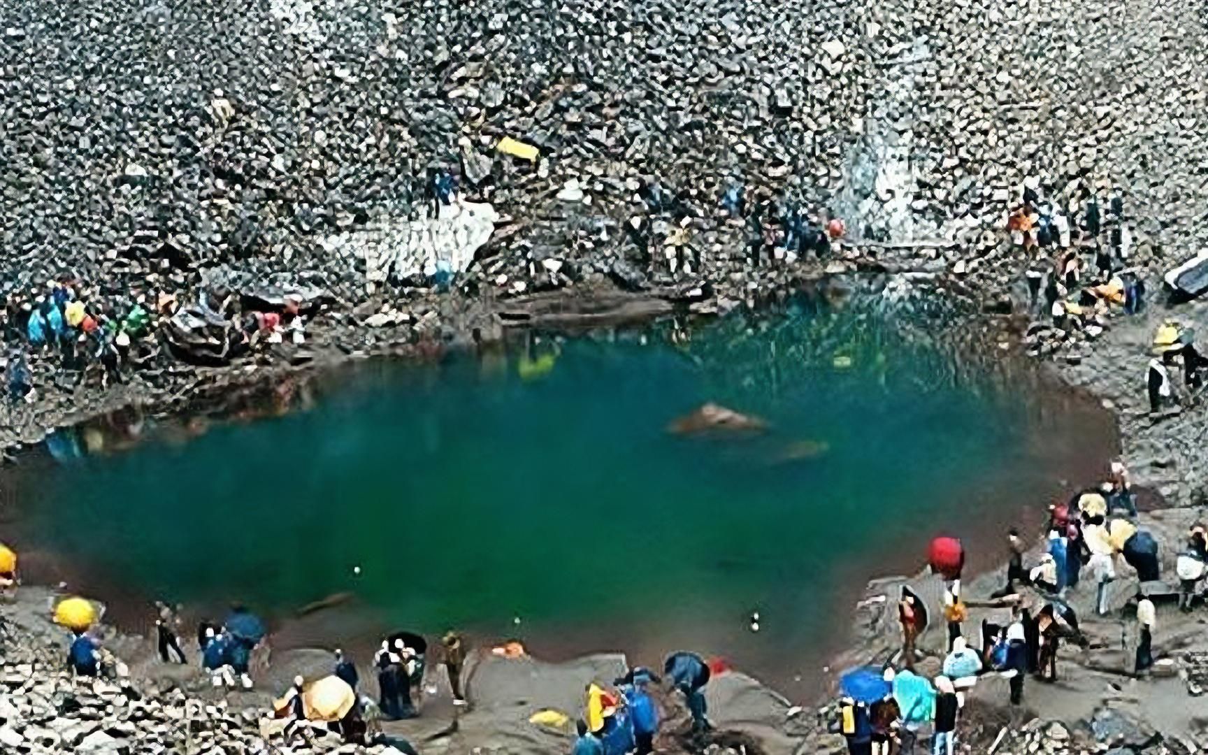 [图]非洲“杀人湖”一夜夺走1700人生命，将水抽干后，揪出凶手