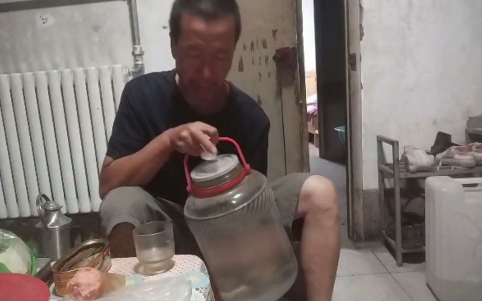 [图]30年酒瘾的酒鬼，大半夜酒瘾犯了。只能起床喝点夜宵了，半斤白酒，喝完睡觉