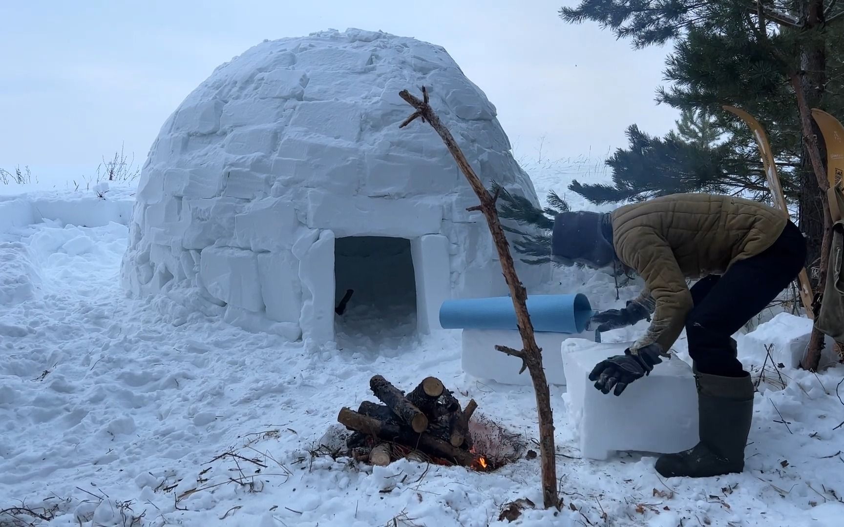 【荒野独居】俄罗斯小哥血脉觉醒,用雪砖搭建雪屋