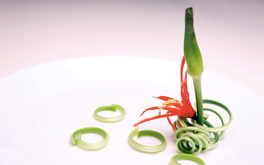 一根蒜苔演绎的【荷塘月色】蒜苔花