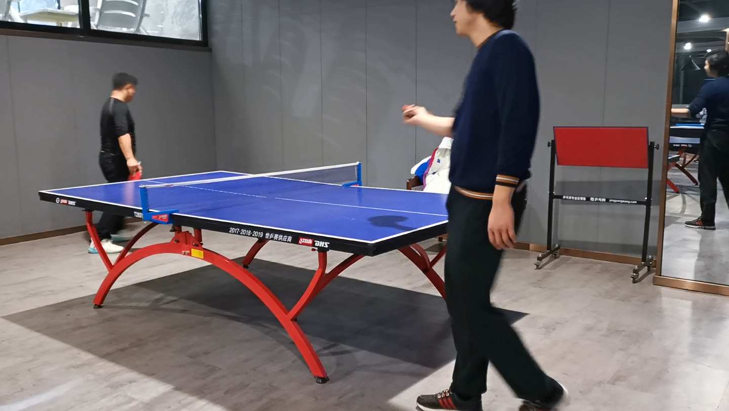 发现健身房一大个长发帅哥独自打乒乓,很热爱的样子,果断喊来一起打