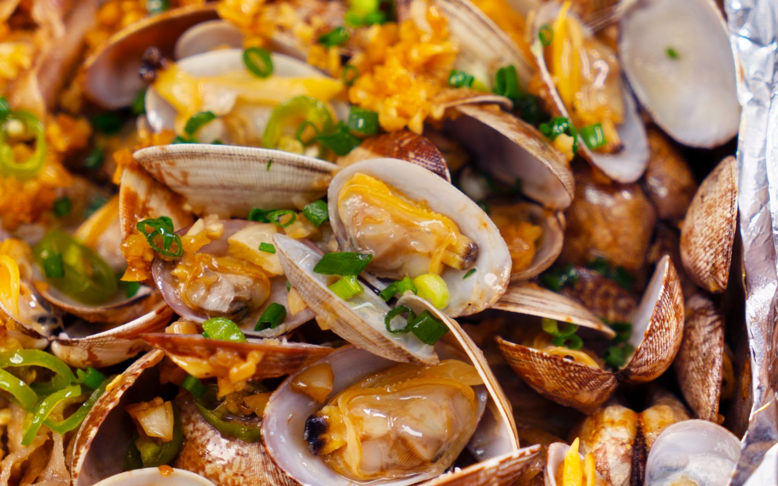 报告,这道菜味道严重开挂,肥牛和花甲的碰撞,夜宵摊主都称绝!