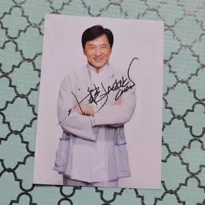 成龙给30年影迷签名,成就30年影迷梦,一笔签名携刻影迷深情岁月