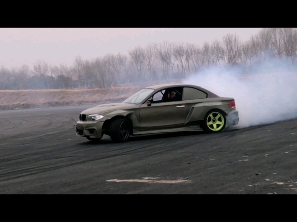 宝马1m改装lsv8大心脏宽体漂移车新年第一次试车!