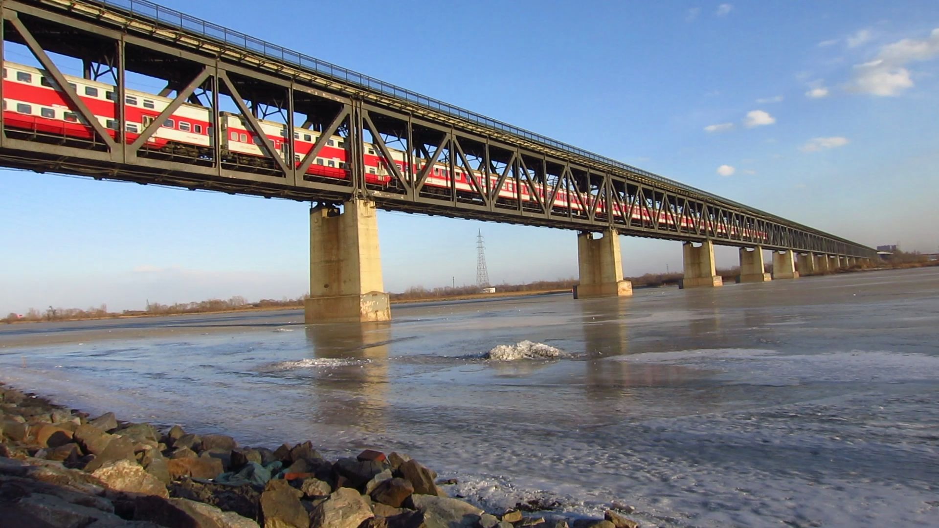 客车k7065次通过哈尔滨东江桥