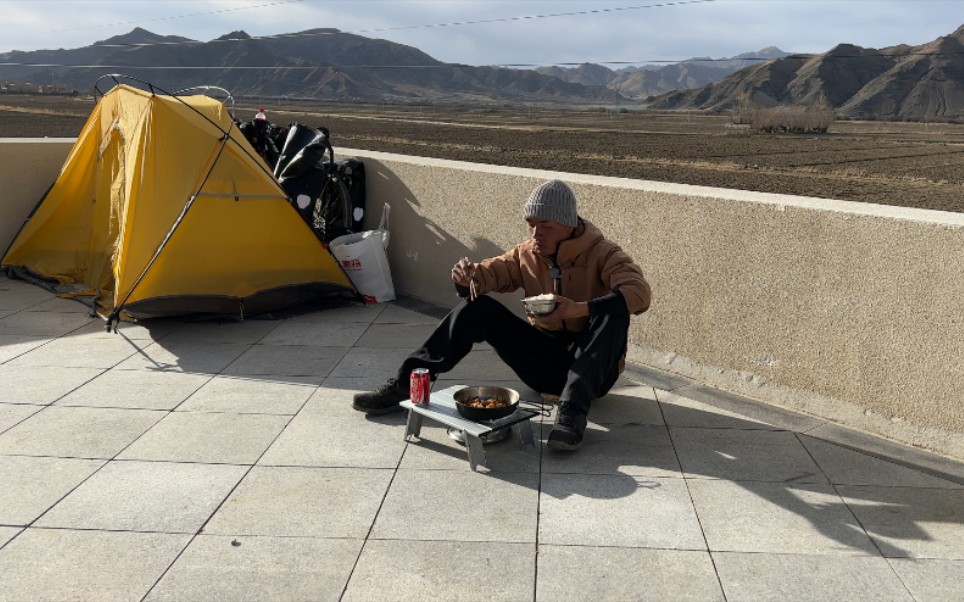 [图]骑行流浪西藏，平淡的一天公路边找到了不错的营地，直接起锅烧油