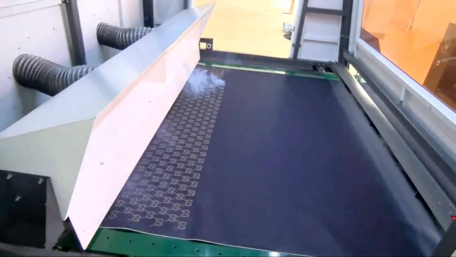 卷料牛仔激光烧花机,客户工厂实拍,牛仔面料激光烧花印花,替代传统