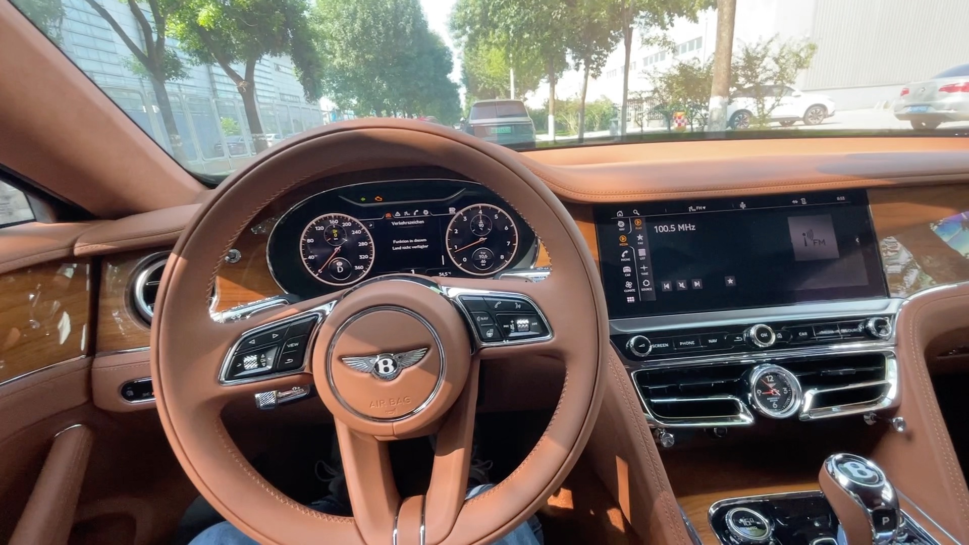 带你第一视角试驾宾利飞驰v8_哔哩哔哩_bilibili