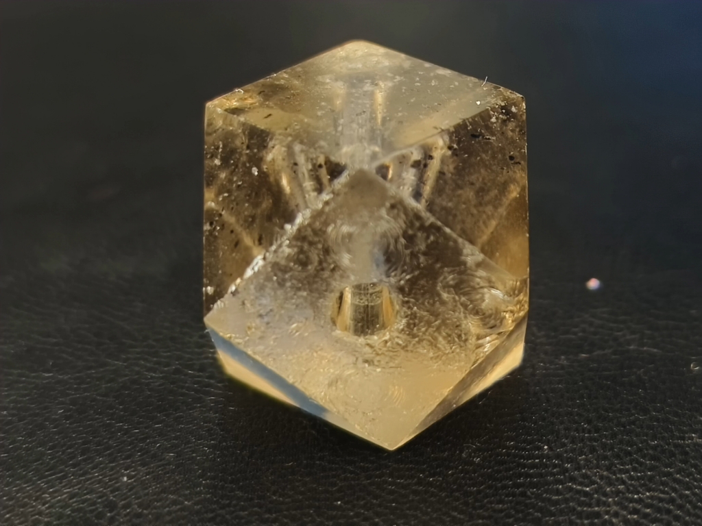 战国茶水晶多棱珠,晶体通透