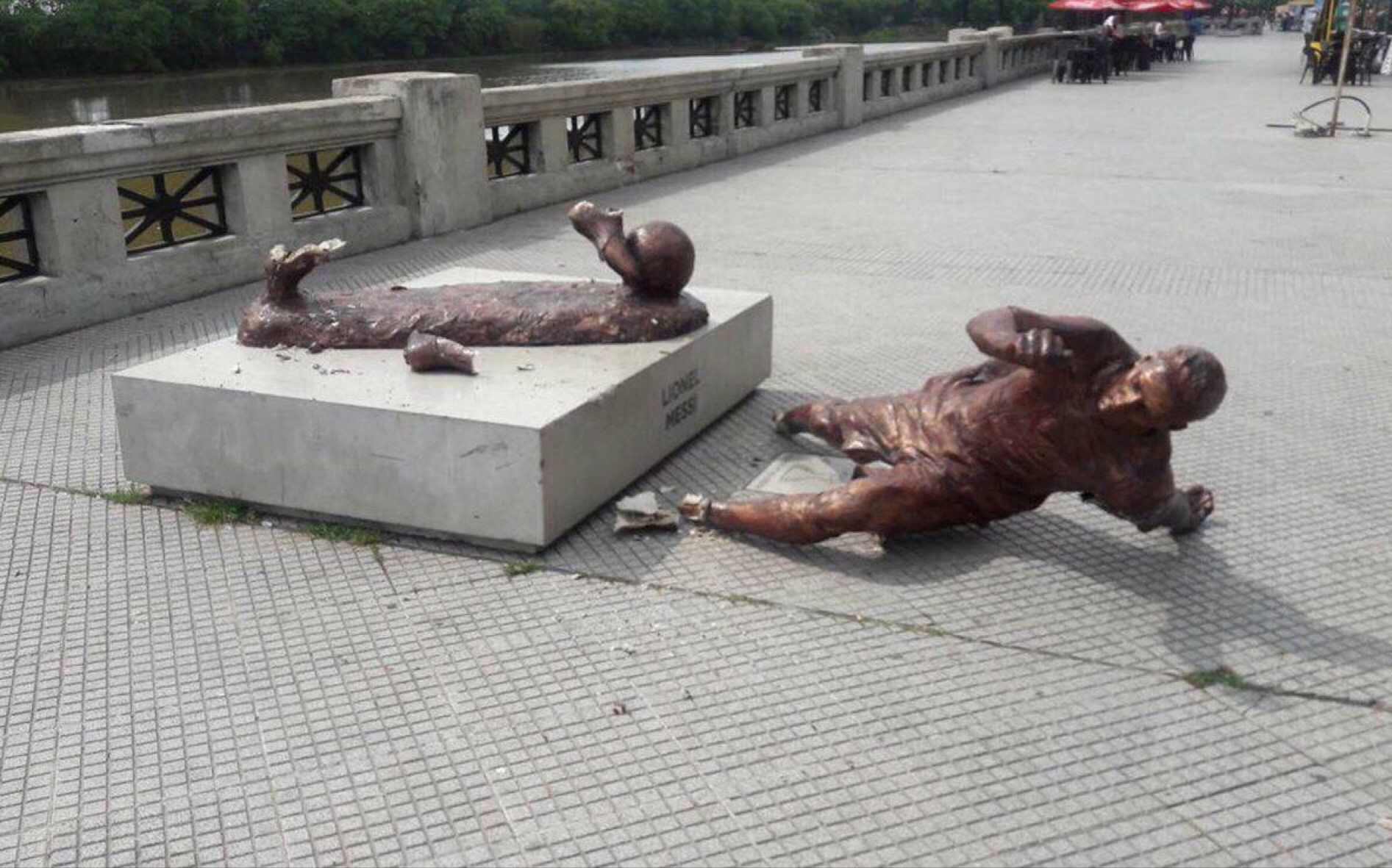 用数据说话,为啥梅西在阿根廷雕像被砸