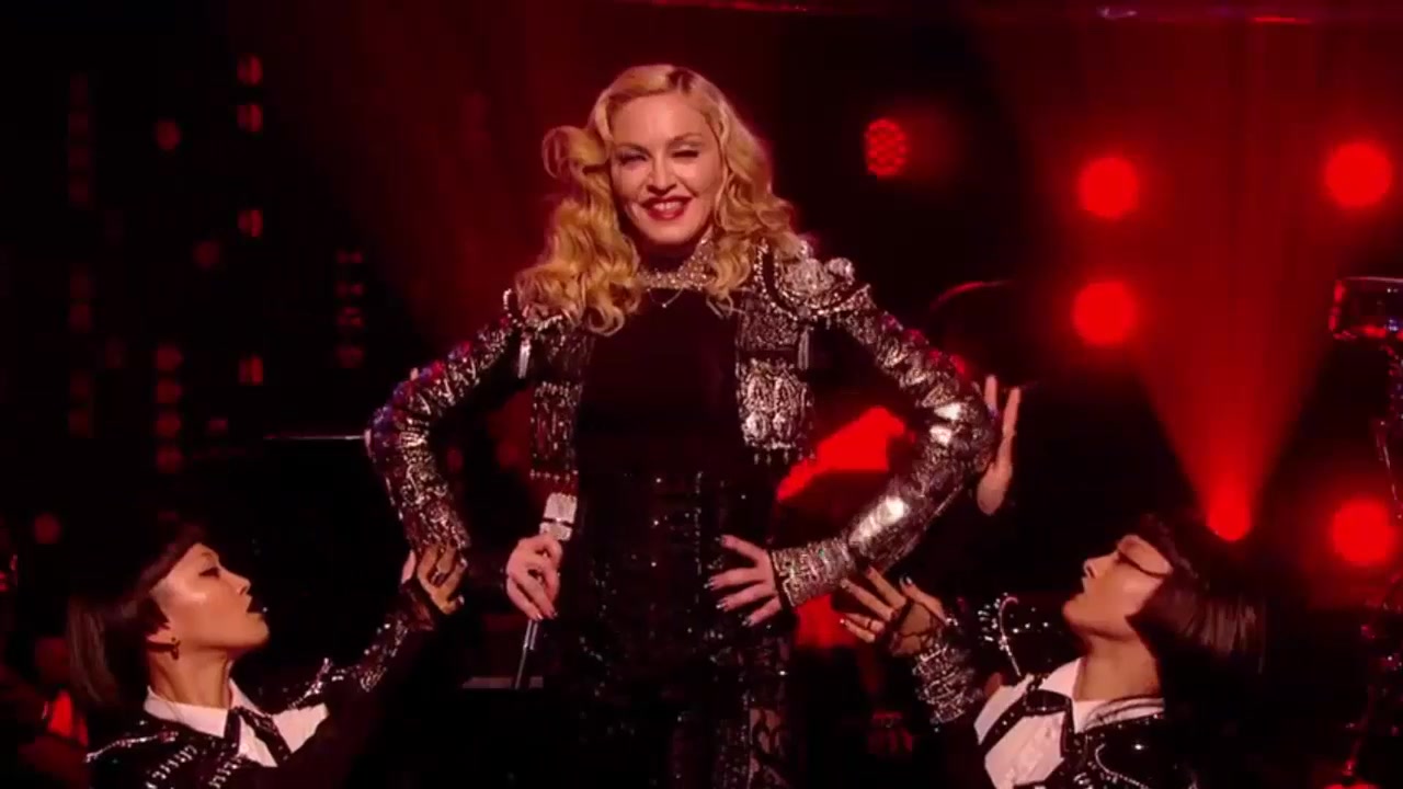 [图]【为爱而活】Madonna - Living For Love (Live 2015 Jonathan Ross Show)