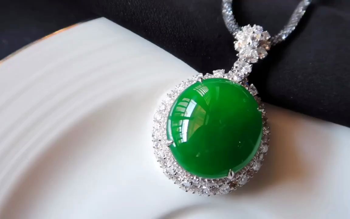 绝代风华 珍藏级冰种浓阳绿鸽子蛋吊坠精致奢华翡翠绿蛋面