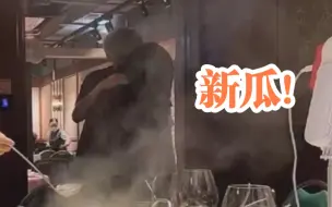 Descargar video: 眼子刘嘉俊酒后摸小师妹，弹幕让果冻保护