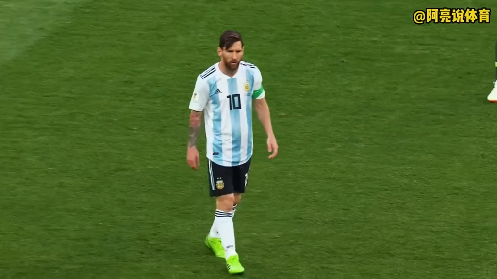 注意看,这个大胡子男人又在赛场上散步了#梅西02#足球02#足球比赛