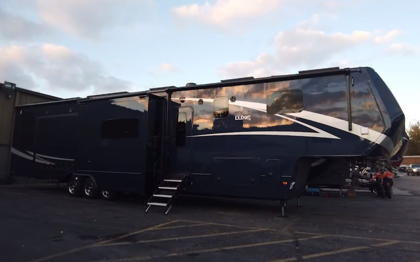 超豪华大型三轴鹅颈拖挂房车 - luxe 48fb(机翻)_哔哩哔哩_bilibili
