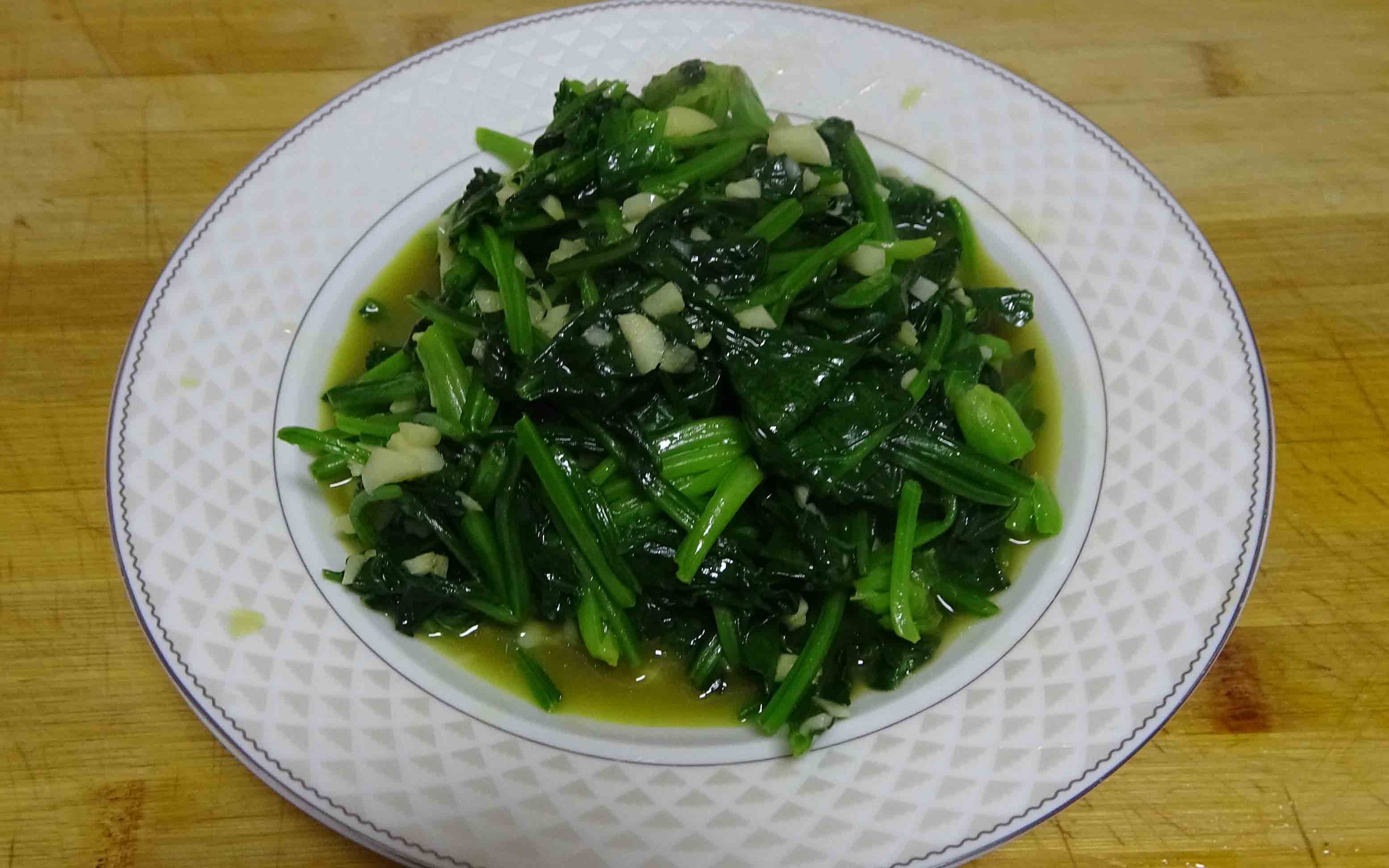 東東做的家常菜,蒜香菠菜挺好吃