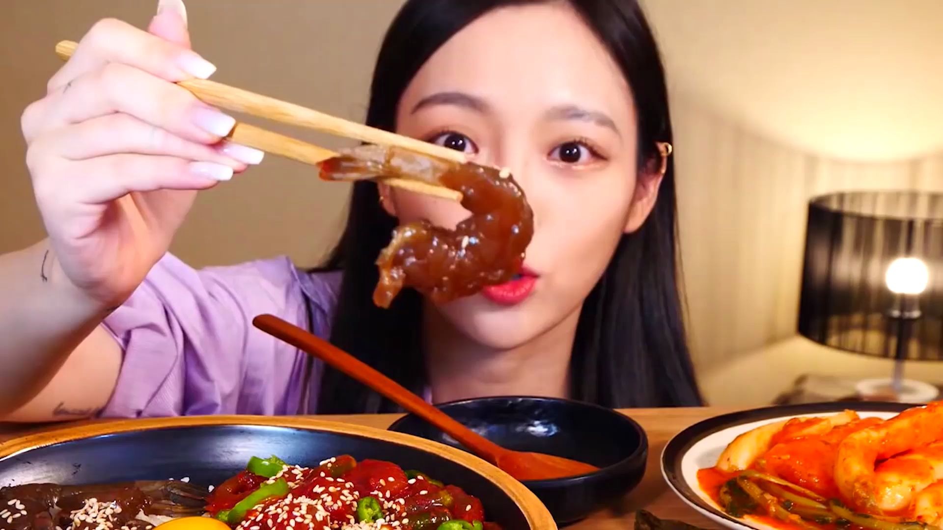 炸鸡少女shugi韩国搞怪萝莉狂吃海苔包饭美味到不禁一展歌喉师父别唱