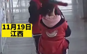 Télécharger la video: 男生模仿女生走路被追着揍。网友：像极了我们打打闹闹的青春