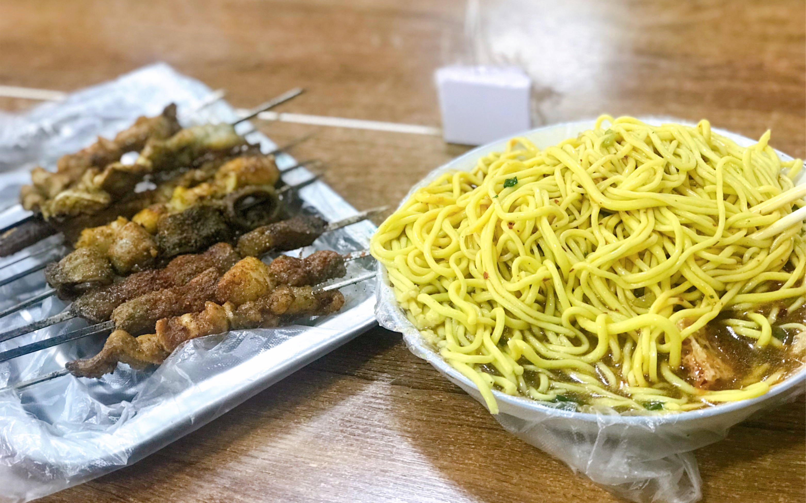 上过人生一串的烤肉黄面两个老板一个店有意思