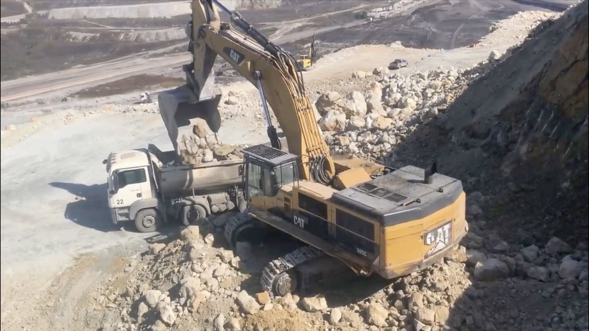 内蒙古矿山 卡特385c挖掘机装车现场