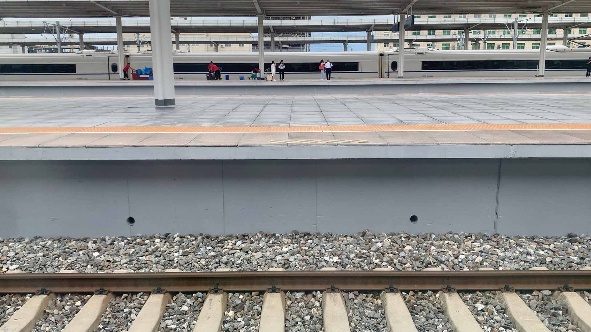 g3290次(沙坪坝站-上海虹桥站)本务上海动车段crh380bl3569汉中站发车