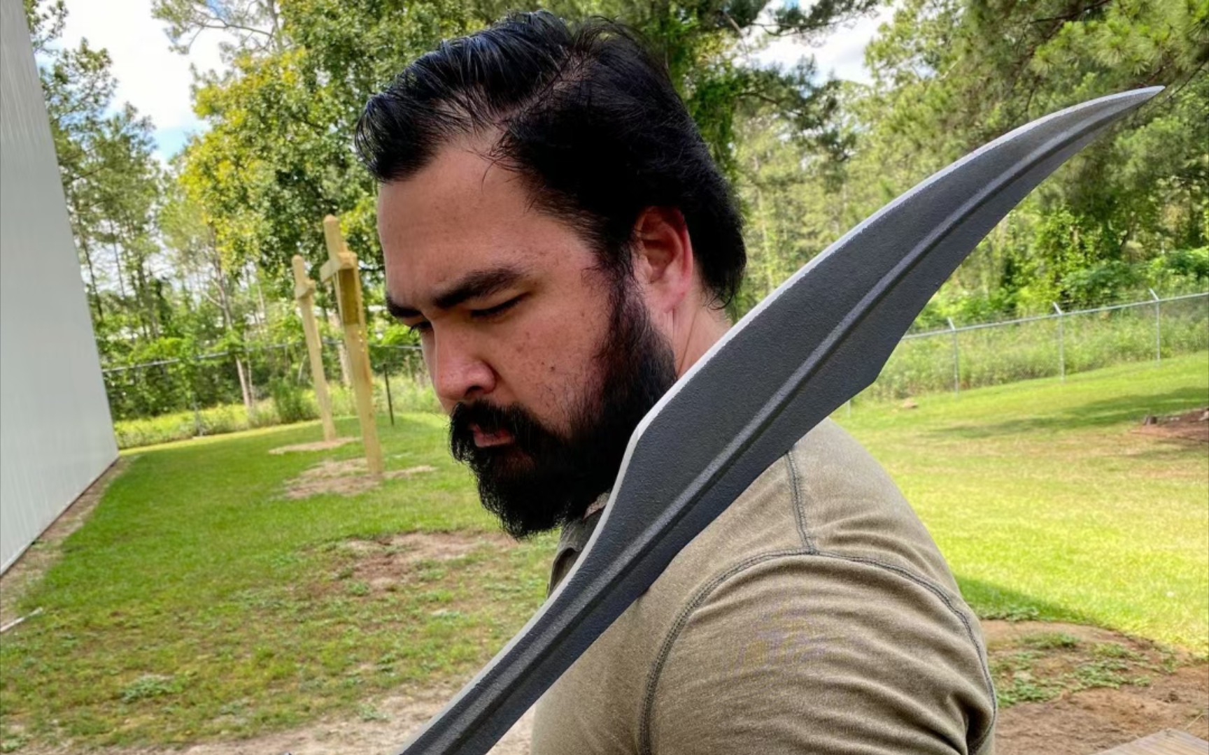 复古款斯巴达勇士刀,全长83cm,刃长64cm,刃材1045铸钢,性能强悍,实木