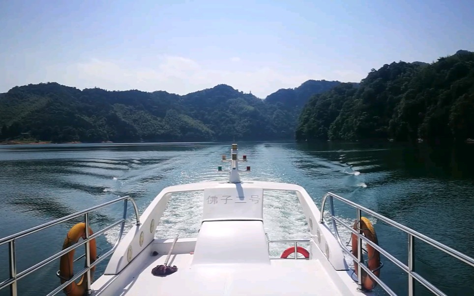 六安霍山佛子岭水库上坐游船