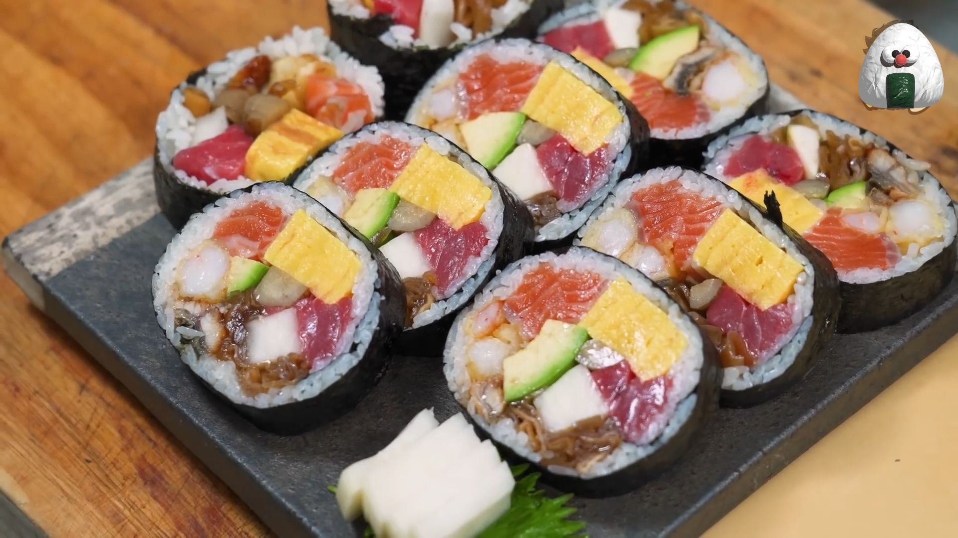 东京街头美食揭秘:日式寿司卷,味蕾的极致诱惑!