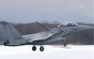 Скачать видео: 【战机鉴赏】4K原声 | F-15、T-4、U-125A、UH-60J战机起降飞行