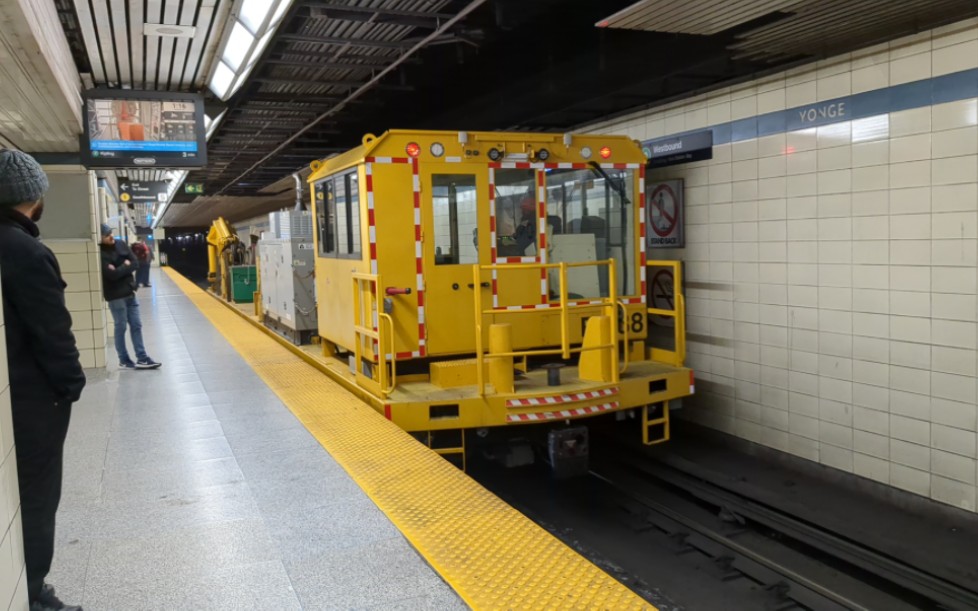 多伦多地铁工程车通过bloor-yonge站