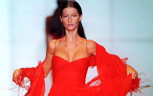 [图]【@Karolina-Kurkova】秀场- Valentino Haute Couture Fall Winter 1999